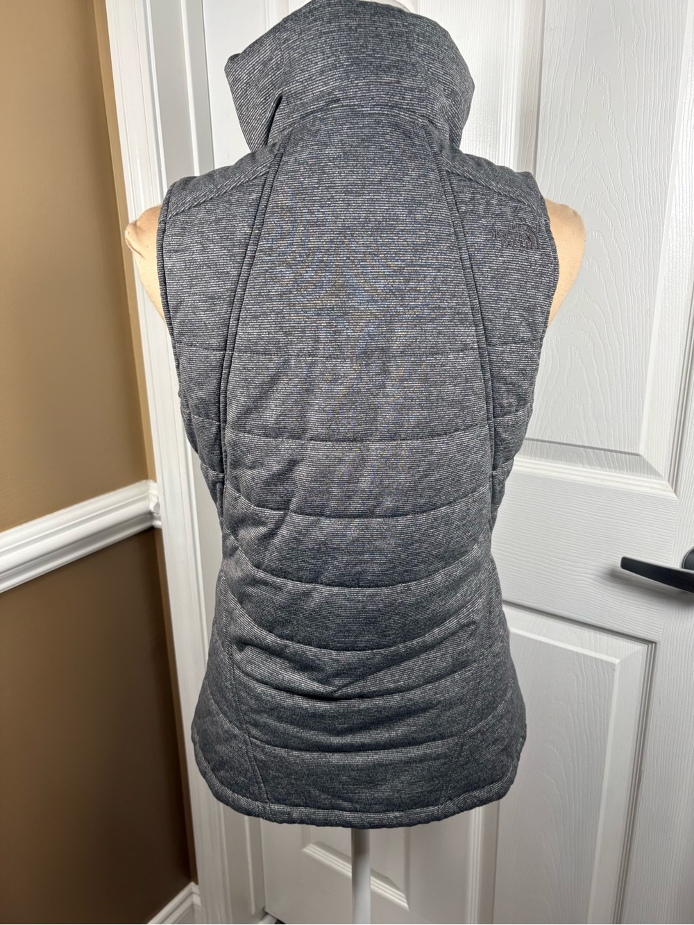 THE NORTH FACE Womens Gray
Pseudio Full Zip Quilted Gilet Puffer
Vest Size Small - Picture 3 of 10